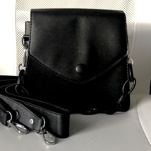 Black chain street style crossbody purse